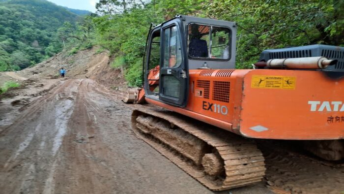 काठगोदाम-हैड़ाखान मार्ग पर सफर करना खतरनाक हो गया , ग्रामीण जान जोखिम में डालकर सफर करने को मजबूर हैं।