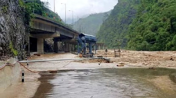 कुल्लू : पहाड़ियां बिजली प्रोजेक्ट से खोखली हो रही है , कमजोर होने का ये भी है कारण