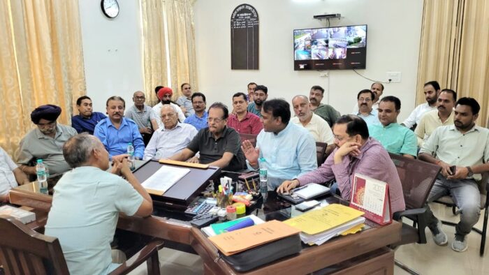 दून उद्योग व्यापार मंडल का एक प्रतिनिधिमंडल अध्यक्ष विपिन नागलिया के नेतृत्व में जीएसटी मुख्यालय में अपर आयुक्त आईएएस बृजवाल से मिला