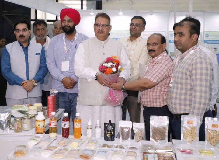 नई दिल्ली स्थित प्रगति मैदान में आयोजित गवर्नमेंट एचीवमेंट स्कीम्स एक्स्पो एवं वर्ल्ड ऑर्गेनिक एक्सपो-2023 का शुभारम्भ करते कृषि मंत्री गणेश जोशी।