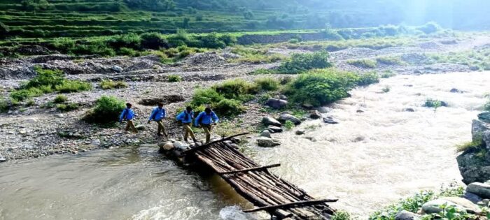 यहां ग्रामीण जान हथेली पर रखकर नदी पार कर रहे हैं , हादसों को दावत दे रहा है जुगाड़ पुल