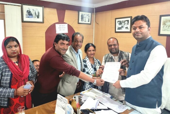 विभिन्न मांगों को लेकर अखिल भारतीय अनुसूचित जाति युवजन सभा ने पालिकाध्यक्ष को ज्ञापन सौंपा।