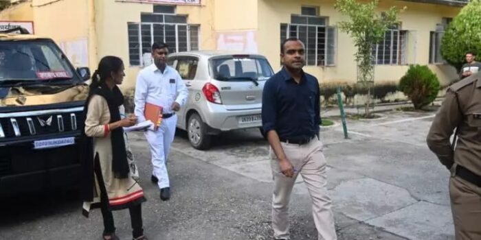 जिलाधिकारी मयूर दीक्षित ने जिला मुख्यालय में सरकारी कार्यालयों का किया निरीक्षण, 7 कर्मचारी गायब मिले