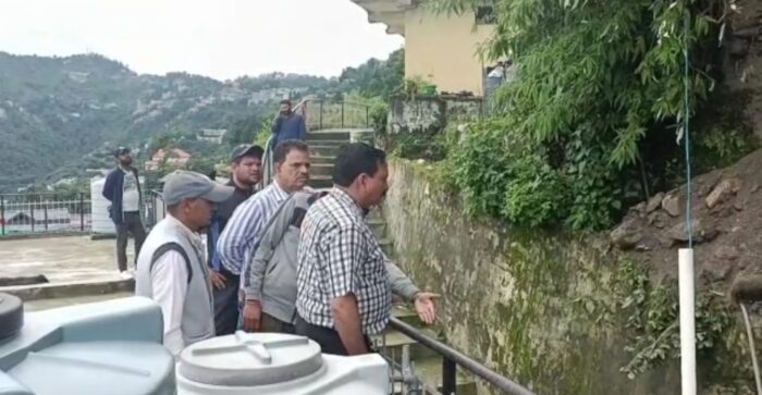 मसूरी पेट्रोल पंप के पास नगर पालिका परिषद के सरकारी आवास के सामने भूस्खलन होने से सरकारी आवास में रह रहे पांच परिवार खतरे में पड़ गए