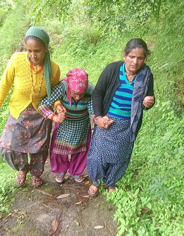 उत्तराखंड : चार गाड़ियां बदलने के बाद गर्भवती महिला रोती-बिलखती अस्पताल पहुंची