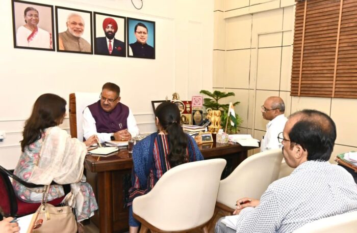 ग्राम्य विकास विभाग की समीक्षा करते ग्राम्य विकास मंत्री गणेश जोशी।
