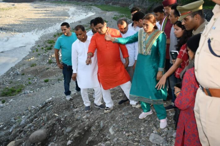 हल्द्वानी में आपदा प्रभावित क्षेत्रों का स्थलीय निरीक्षण कर कैबिनेट मंत्री रेखा आर्या ने अधिकारियों को आवश्यक दिशा-निर्देश दिये।