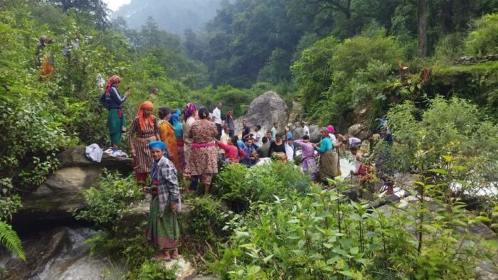 सिंचाई विभाग को उत्तरकाशी के गणेशपुर गांव की महिलाओं ने दिखाया आईना, खुद ही की क्षतिग्रस्त नहर की मरम्मत