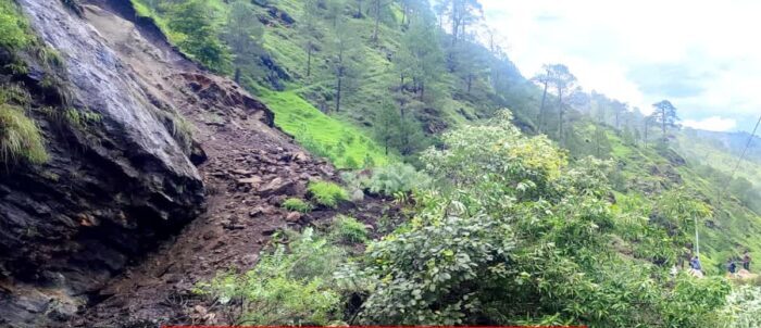 गंगोत्री और यमुनोत्री राजमार्ग भारी बारिश के कारण बाधित, कई वाहन फंसे