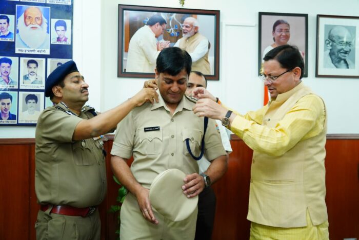 सीएम धामी ने नए आईपीएस अधिकारियों के कंधों पर मेडल लगाकर उनका अभिनंदन किया