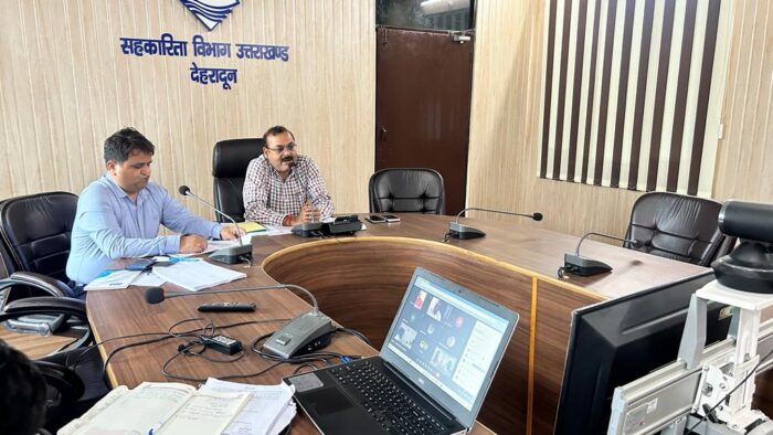 रजिस्ट्रार आलोक पांडेय ने वर्चुअल माध्यम से चंपावत और चमोली जिले की सहकारी समितियों के सचिवों से सीधा संवाद किया।