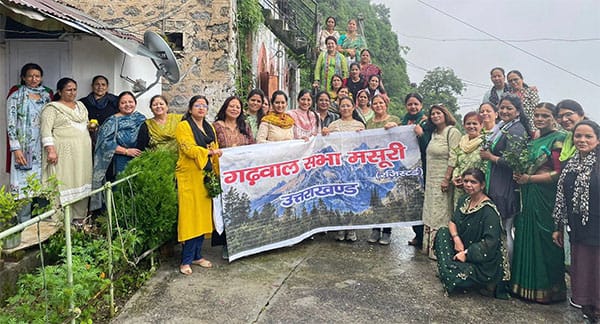 गढ़वाल सभा मसूरी की महिलाओं ने कोर्ट परिसर में वृक्षारोपण किया