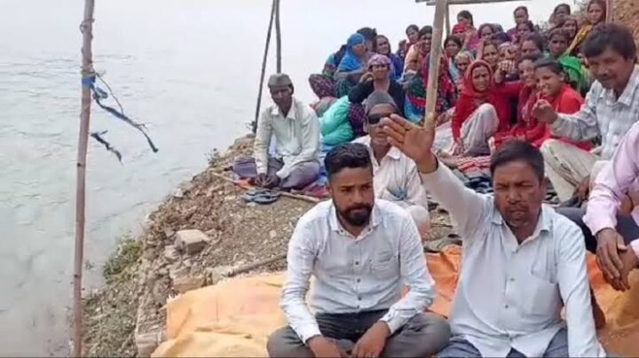भल्डगांव के ग्रामीणों ने विस्थापन की मांग को लेकर चेतावनी दी और प्रशासन ने कोई कार्रवाई नहीं की तो आज सुबह सभी ग्रामीण झील समाधि लेंगे।
