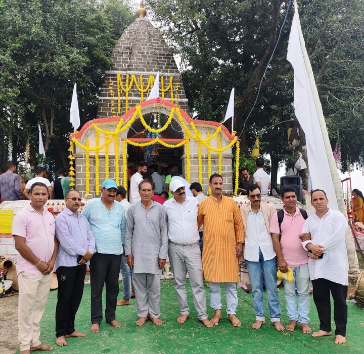 त्याड़ा मंदिर में श्रद्धालु द्वारा कुलदेव भद्राज देवता का पूजाव पूजा अर्चना देव डोली के साथ संपन्न हुआ ।
