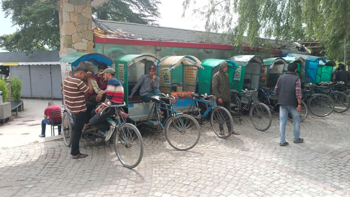 Tourism in Mussoorie was badly affected due to heavy rains in the mountains, the crisis of livelihood in front of rickshaw pullers