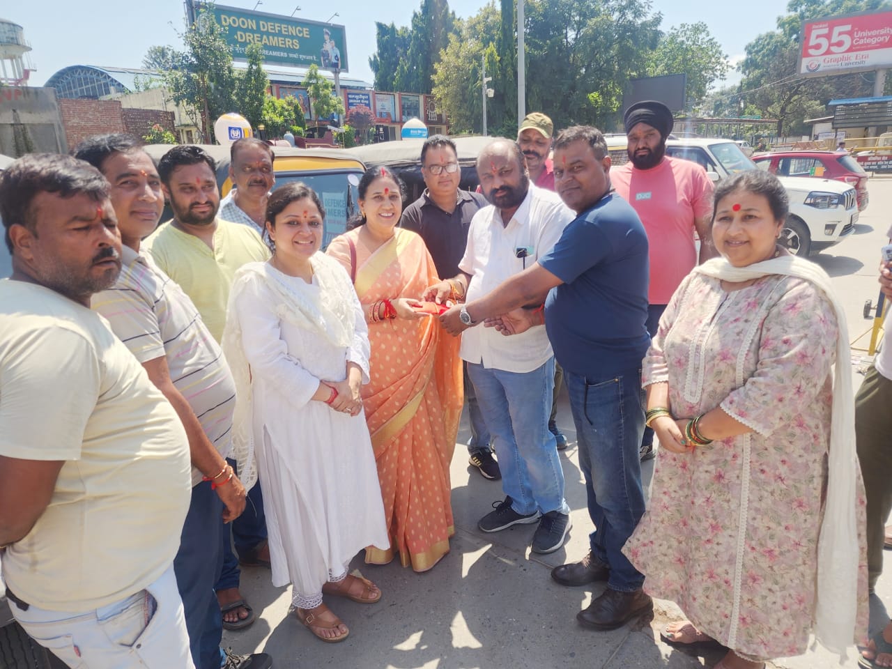 दून ऑटो रिक्शा यूनियन के पदाधिकारियों को महिला मोर्चा अध्यक्ष आशा नौटियाल ने बांधे रक्षा सूत्र