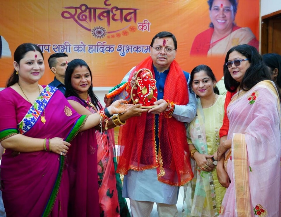 Women from different areas of the state tied thread of protection to the Chief Minister Shri Pushkar Singh Dhami at the Rakshabandhan ceremony organized at Chief Minister's residence.