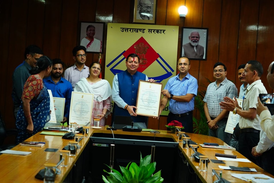 Secretary Information Technology Mr. Shailesh Bagoli and Director ITDA met Chief Minister Mr. Pushkar Singh Dhami in the Secretariat. Smt. Nitika Khandelwal presented