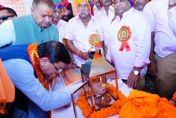 Dehradun: Chief Minister Pushkar Singh Dhami participated in the grand shobha yatra of Tapkeshwar Mahadev at Saharanpur Chowk, Dehradun on Monday.