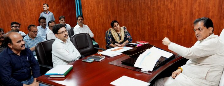 शहरी विकास मंत्री डॉ. प्रेम चन्द अग्रवाल ने विधान सभा स्थित कार्यालय कक्ष में विभागीय अधिकारियों के साथ शहरी विकास विभाग की समीक्षा बैठक ली।