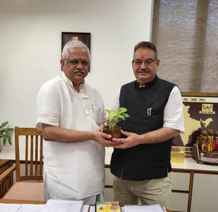 नई दिल्ली में भाजपा के राष्ट्रीय संगठन महासचिव बीएल संतोष से मंत्री गणेश जोशी ने की शिष्टाचार मुलाकात।
