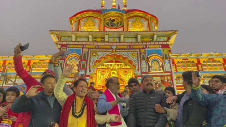 फिल्म अभिनेता रजनीकांत ने भगवान बद्री विशाल के दर्शन किए , शाम की आरती में भाग लिया