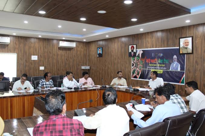 जिला उद्योग मित्र समिति की बैठक के बाद डीएम ने समूह को उद्यमियों के ब्याज सृजन दावों का भुगतान यथाशीघ्र कानून के अनुरूप करने का निर्देश दिया