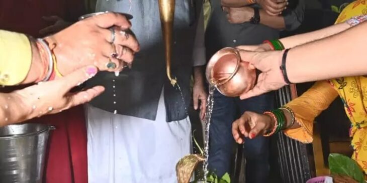 नाग पंचमी के पावन पर्व पर कैबिनेट मंत्री गणेश जोशी ने टपकेश्वर मंदिर में दर्शन कर पूजा-अर्चना की