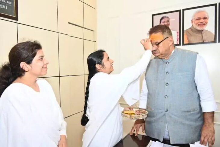 कैबिनेट मंत्री गणेश जोशी की कलाई पर ब्रह्म कुमारीस सिस्टर राज योग्यनी बी.के. सोनिया दीदी ने रक्षा सूत्र बांधा