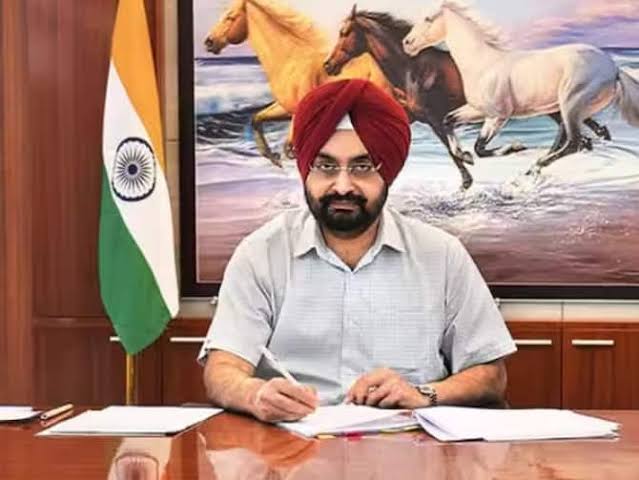 पर्वतीय शहरों में छोटी छोटी एवं अधिक संख्या में पार्किंग की व्यवस्था की जायः मुख्य सचिव