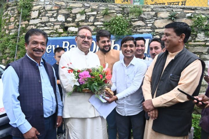 राजकीय उद्यान रामगढ़ पहुँचे कृषि मंत्री गणेश जोशी, किसानों से की मुलाकात
