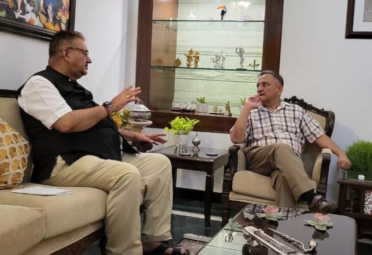 सीडीएस अनिल चौहान से भेंट करते सैनिक कल्याण मंत्री गणेश जोशी।