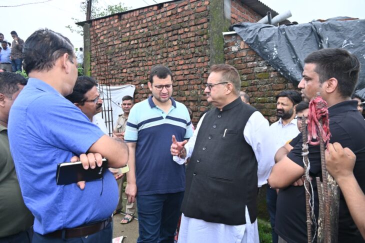 मंत्री गणेश जोशी ने चेतना बस्ती में बारिश से हुए नुकसान का मौके पर पहुंचकर किया स्थलीय निरीक्षण, प्रभावितों को बांटे चैक।