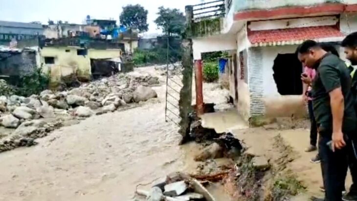 डीएम वंदना ने अधिकारियों को निर्देश दिए तो प्रशासन ने आपदा पीड़ितों के जख्मों पर मरहम लगाने का काम किया।