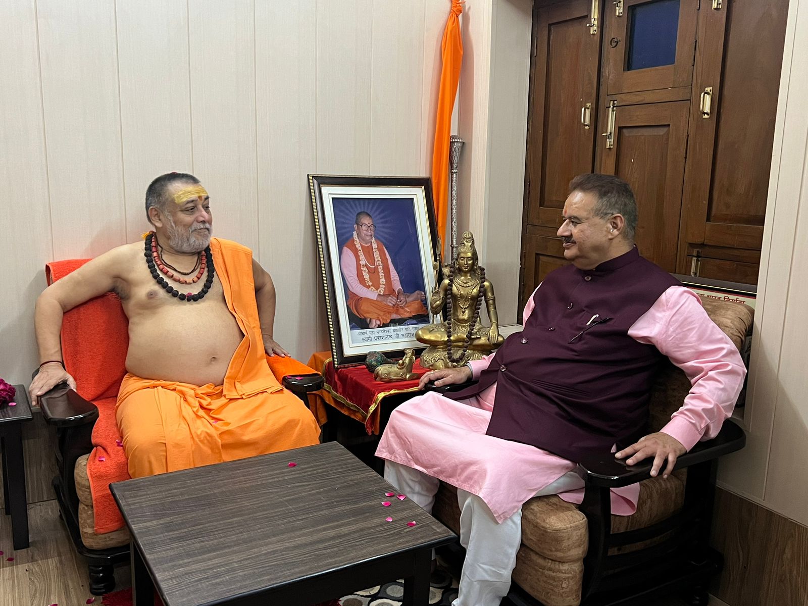 Cabinet Minister Ganesh Joshi seeks blessings of Jagatguru Shankaracharya