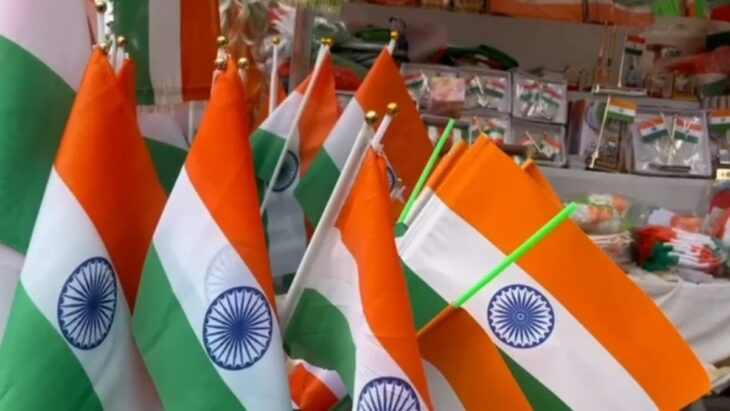हर घर तिरंगा: 'हर घर तिरंगा' अभियान को लेकर लोगों में बढ़ रहा उत्साह, डाकघरों में कम कीमत पर मिल रहे तिरंगे झंडे