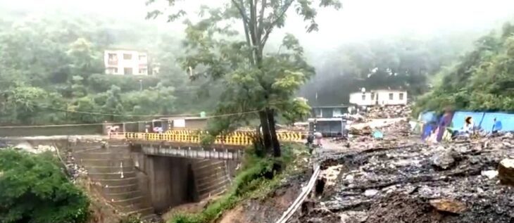 चमोली में बारिश का कहर: पुल पर फंसे दो लोगों को बचाया गया, एक लापता, सीएम ने लिया हालात का जायजा