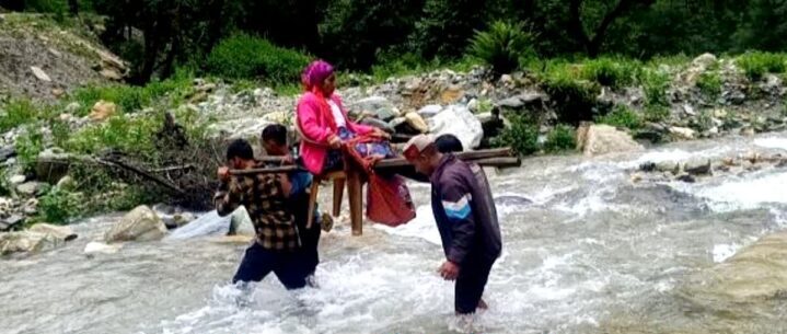 यहां डंडी कंडी में एंबुलेंस का काम, 10 किमी पैदल चलकर बुजुर्ग महिला को अस्पताल पहुंचाया
