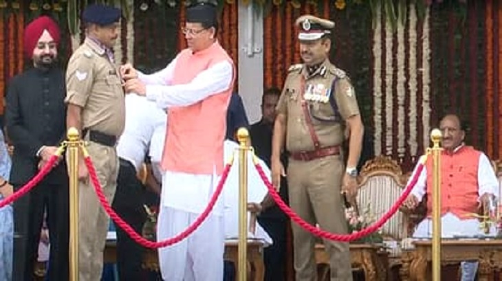 स्वतंत्रता दिवस 2023: पुलिसकर्मियों को मुख्यमंत्री सराहनीय सेवा पदक से सम्मानित किया गया, सीएम धामी ने प्रदान किया पदक