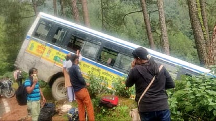 उत्तरकाशी: 21 यात्रियों से भरी रोडवेज बस सड़क से उतरकर खाई में पेड़ पर अटकी, जिसके बाद चीख-पुकार मची