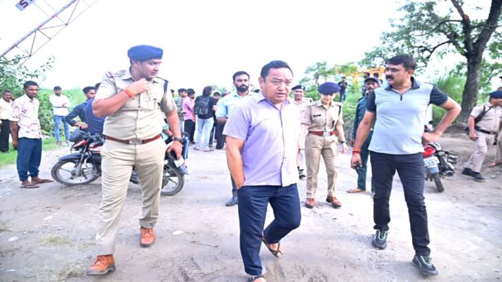 जिलाधिकारी और एसएसपी ने लक्सर क्षेत्र का दौरा कर लोगों से अफवाहों पर ध्यान न देने की अपील की।