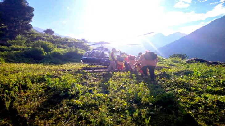 मदमहेश्वर घाटी में फंसे लोगों को हेलीकॉप्टर से बचाया गया और अस्थायी हेलीपैड बनाया गया