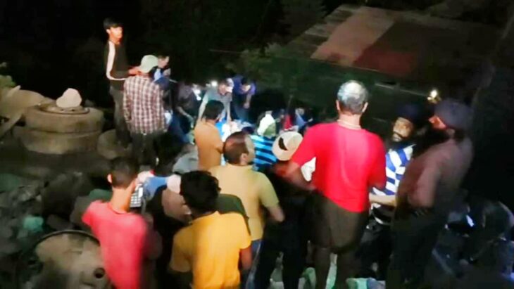 जोशीमठ के हेलंग में एक आवासीय इमारत गिरने से कई लोग दब गए और मोहनचट्टी में दो शव मिले।
