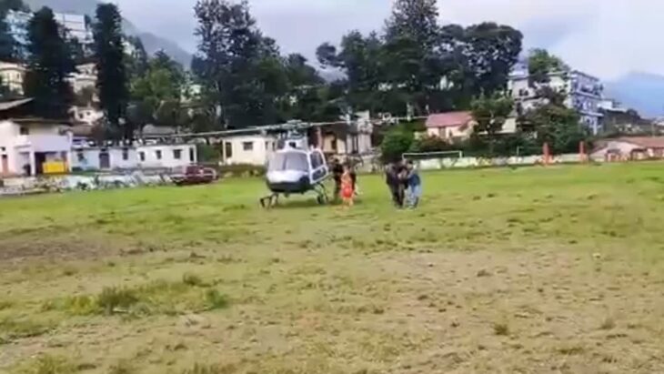 भारी बारिश से बद्रीनाथ सड़क मार्ग अवरुद्ध होने के कारण दो मरीजों को विमान से अस्पताल ले जाना पड़ा।