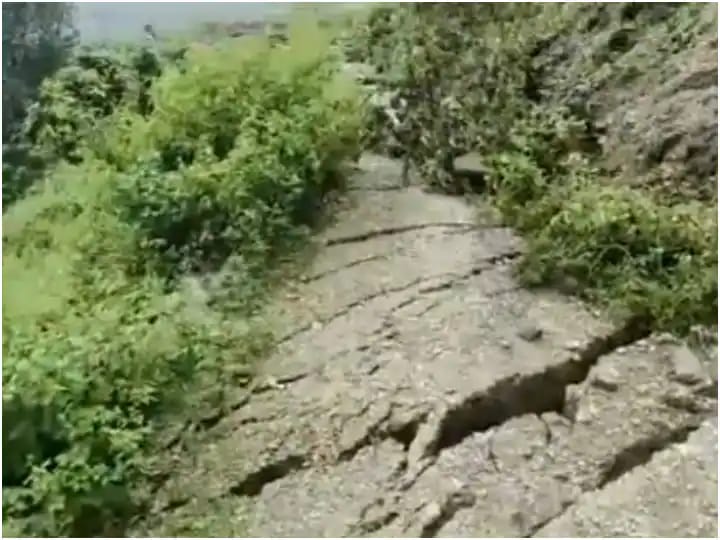 देहरादून जिले की विकासनगर तहसील के लांघा जाखन गांव में भूस्खलन से 15 घर और 7 गौशालाएं क्षतिग्रस्त हो गईं, हालांकि लोगों को बचा लिया गया।
