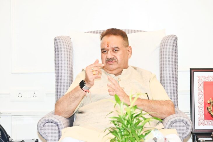 कृषि एवं उद्यान विभाग की समीक्षा करते कृषि मंत्री गणेश जोशी।