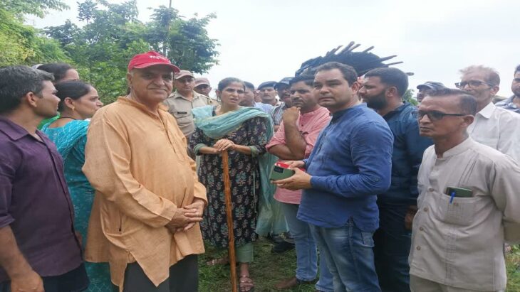 जाखन गांव में डीएम द्वारा गांव की जमीन और घरों में पड़ी दरारों का निरीक्षण किया , वैज्ञानिक करेंगे भूवैज्ञानिक सर्वेक्षण ।