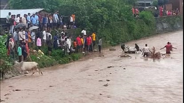 उत्तराखंड : मलबा आने से ऋषिकेश-गंगोत्री मार्ग बंद हो गया और कोटद्वार भाबर में उफनते गदेरे में एक कार बह गई