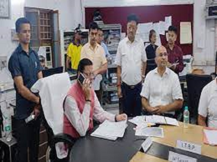 सीएम धामी ने आपदा आपातकालीन परिचालन केंद्र का दौरा किया और बारिश से संबंधित स्थिति के बारे में जानकारी प्राप्त की