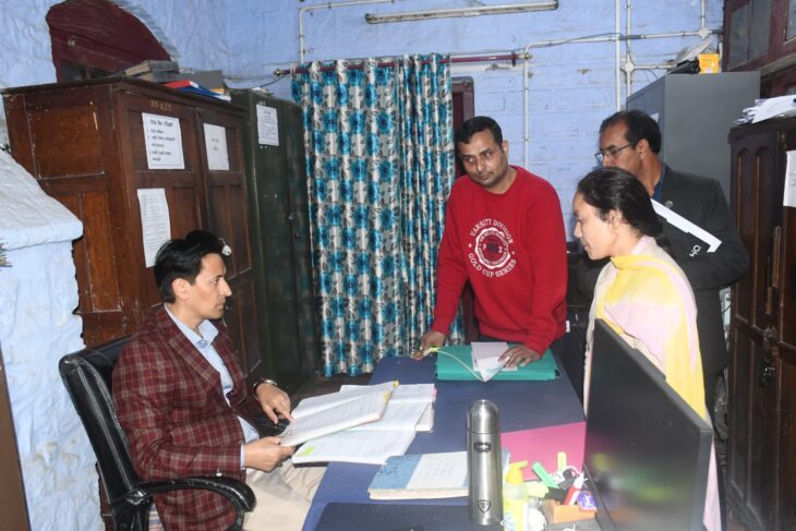 कमिश्नर दीपक रावत ने कलक्ट्रेट नैनीताल में भूलेख अभिलेख कक्ष का आकस्मिक निरीक्षण किया तथा संचालन व्यवस्था में सुधार लाने के निर्देश दिये।